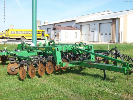 2003 John Deere 2700