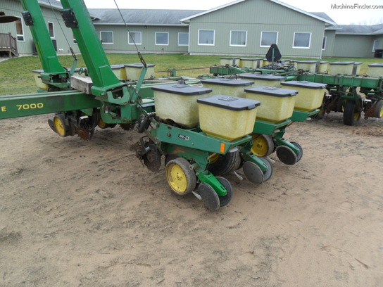  John Deere 7000