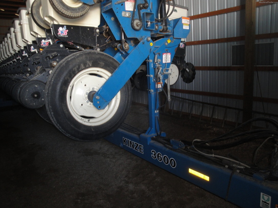 2006 Kinze 3600