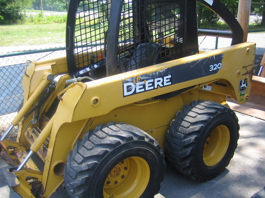 2004 John Deere 320