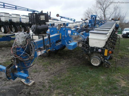 2005 Kinze 3800