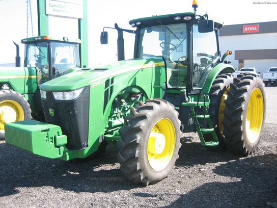  John Deere 8235R