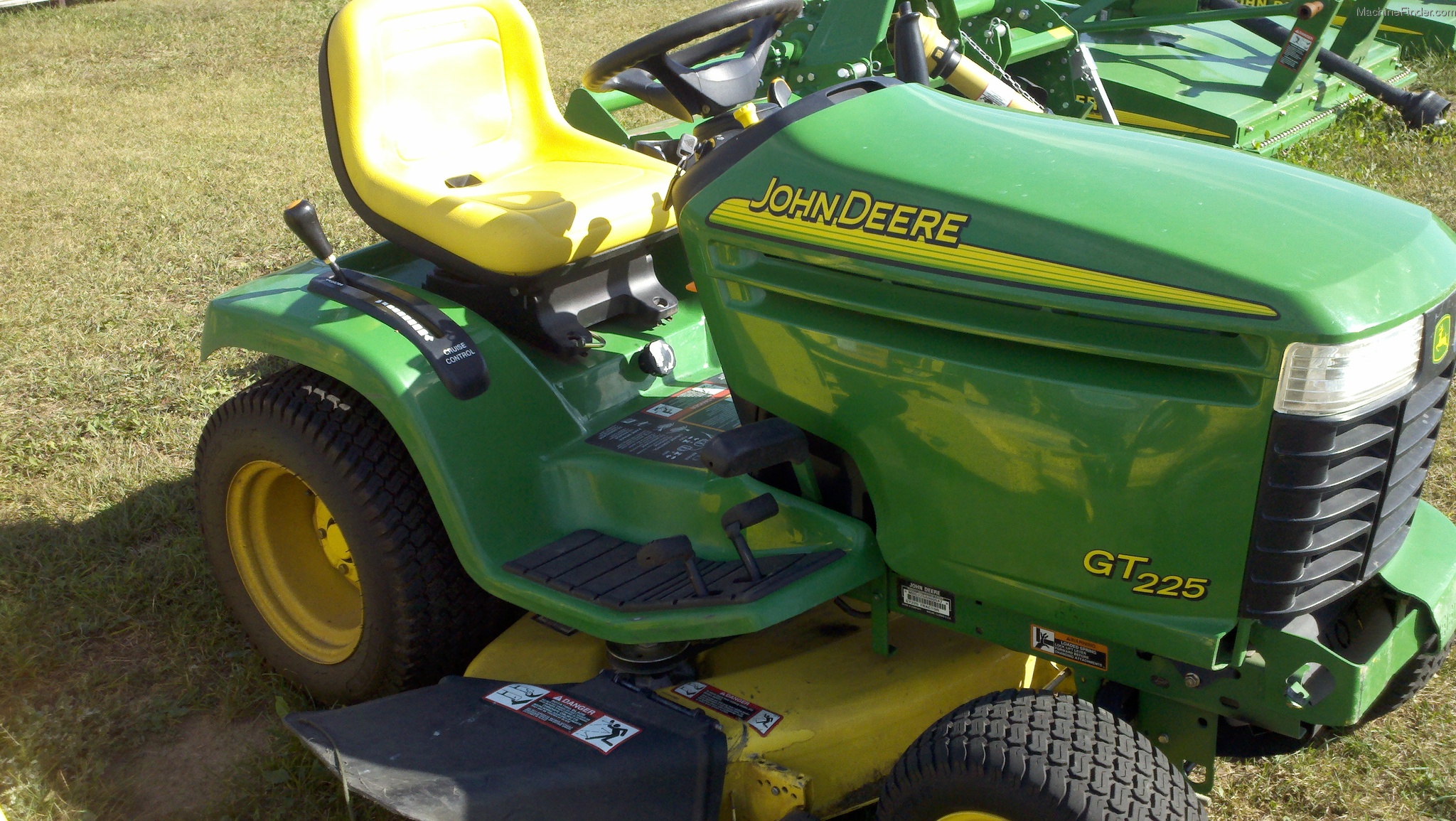 2002 John Deere GT225 Lawn & Garden and Commercial Mowing John Deere