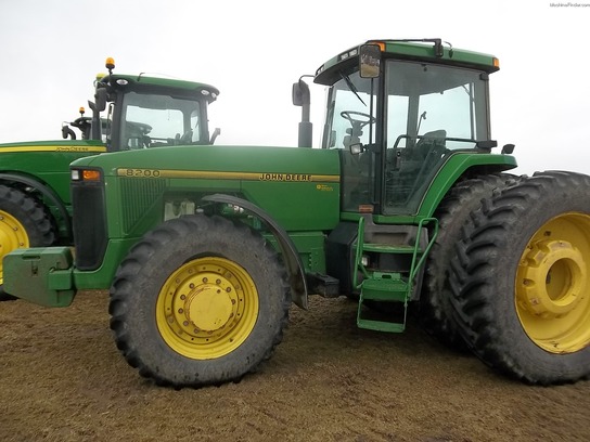 1995 John Deere 8200