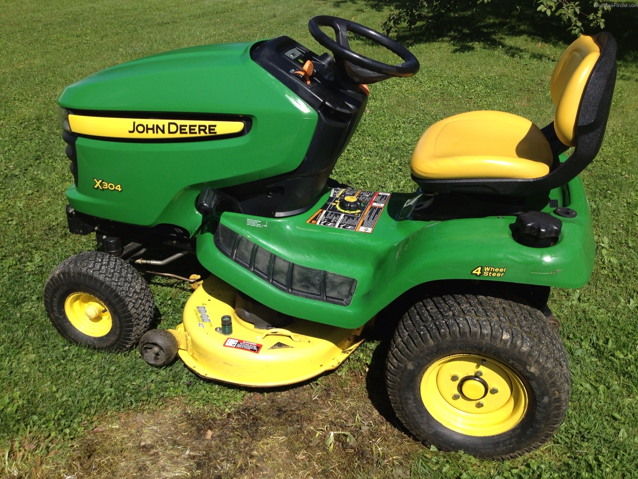 2009 John Deere X304 Lawn & Garden and Commercial Mowing John Deere