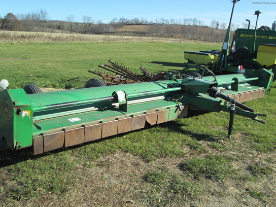 2001 John Deere 220