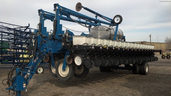 2001 Kinze 3700