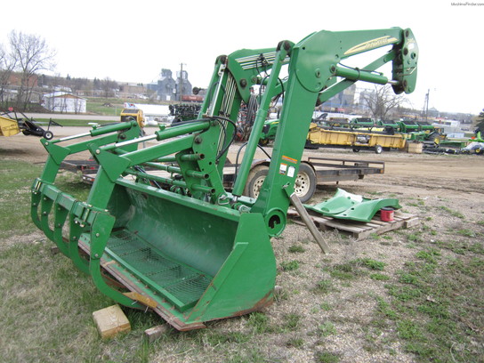 2004 John Deere 746