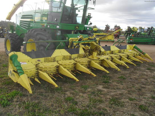 2009 John Deere 710