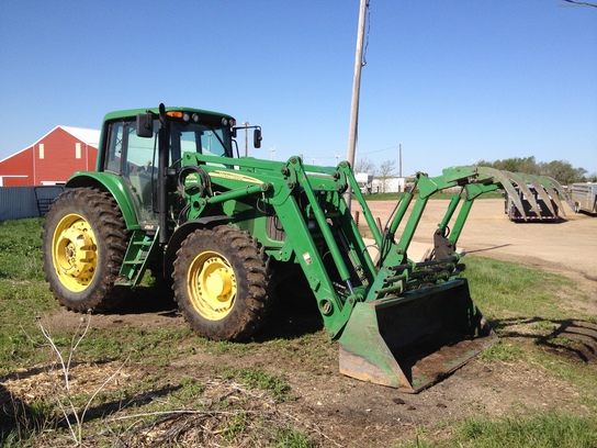 2005 John Deere 7520 Cab