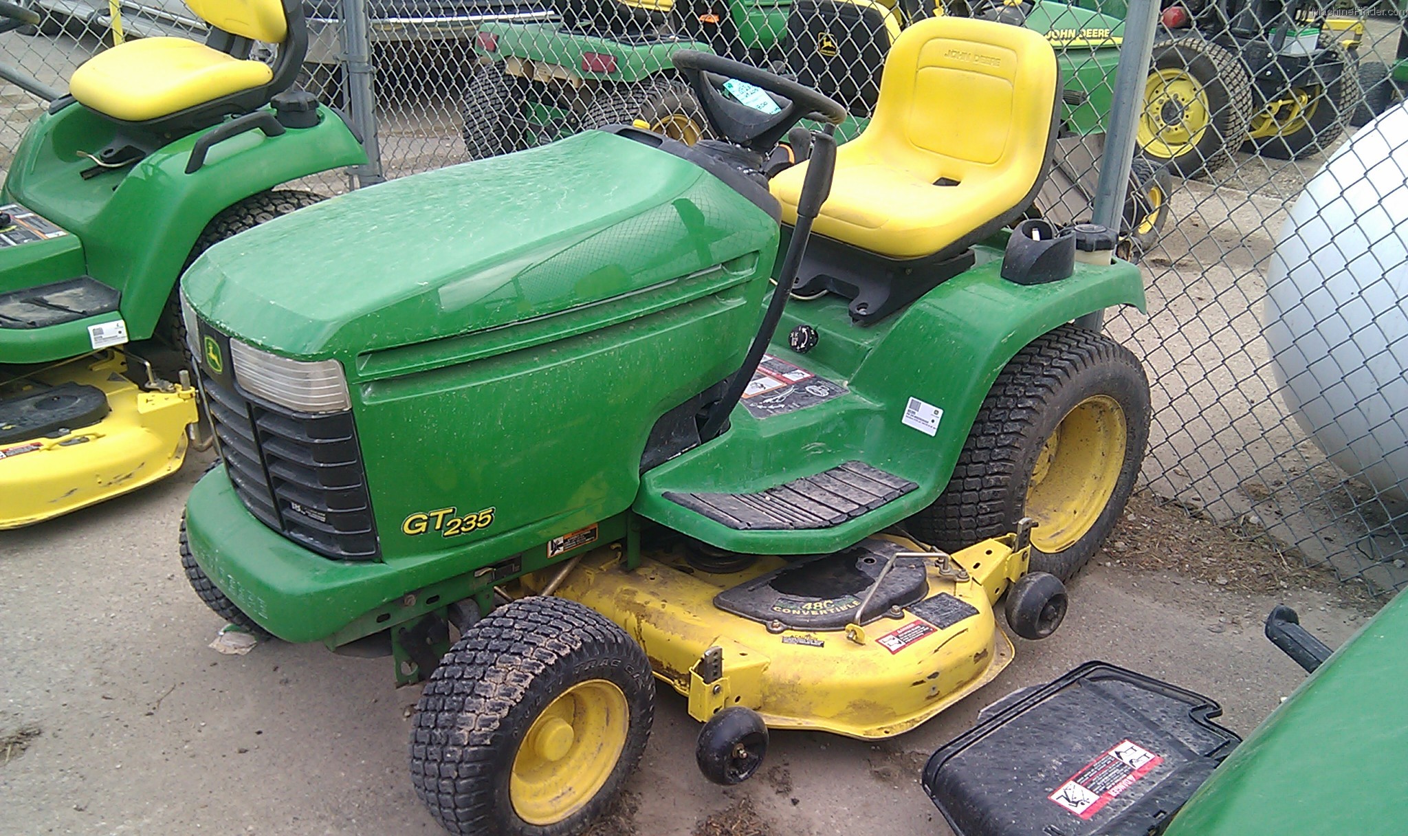 2002 John Deere GT235 Lawn & Garden and Commercial Mowing John Deere