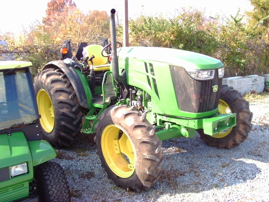  John Deere 5085M