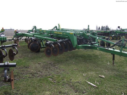 2003 John Deere 2700