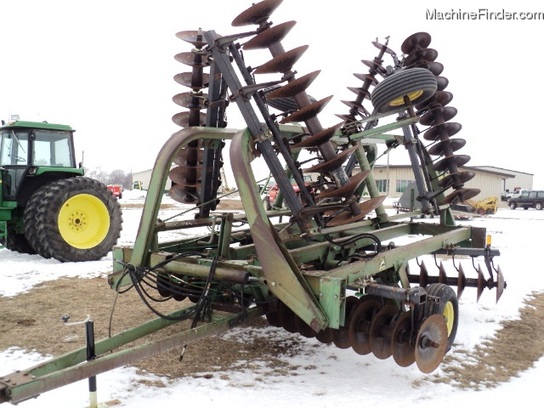  John Deere 235