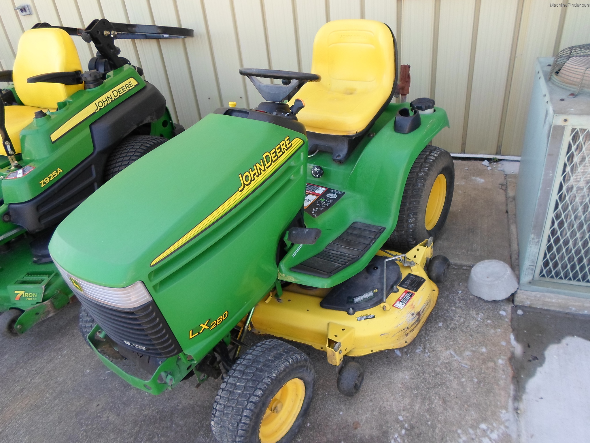 2005 John Deere LX280 Lawn & Garden and Commercial Mowing John Deere