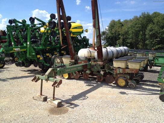 1981 John Deere 7000