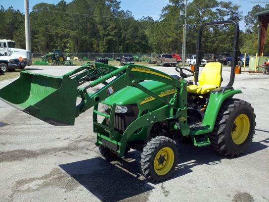  John Deere 3320
