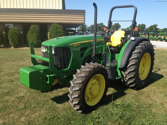 2011 John Deere 5065M - mfwd