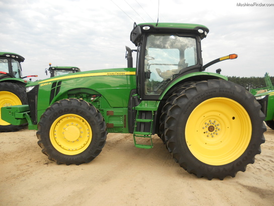 2011 John Deere 8260R