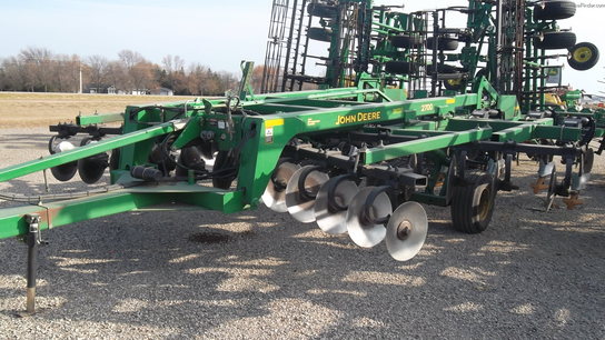 2003 John Deere 2700
