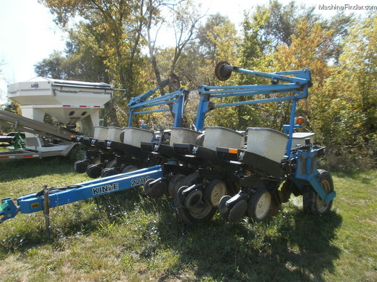  Kinze 2200