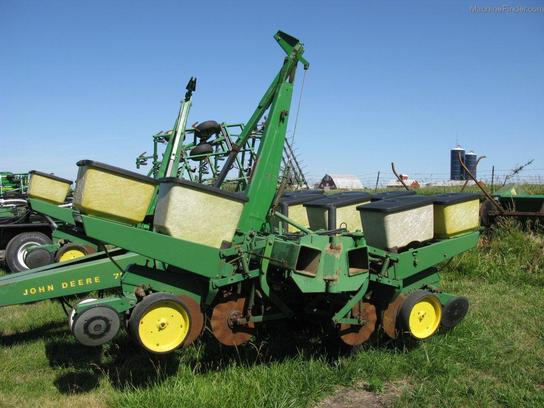  John Deere 7000