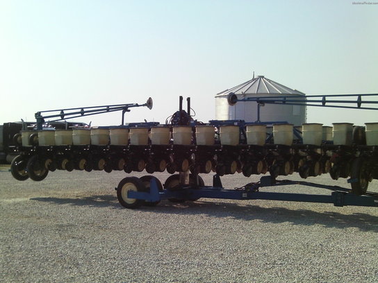 1998 Kinze 2600