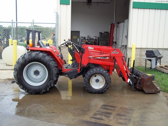 2000 Massey - Ferguson 1260