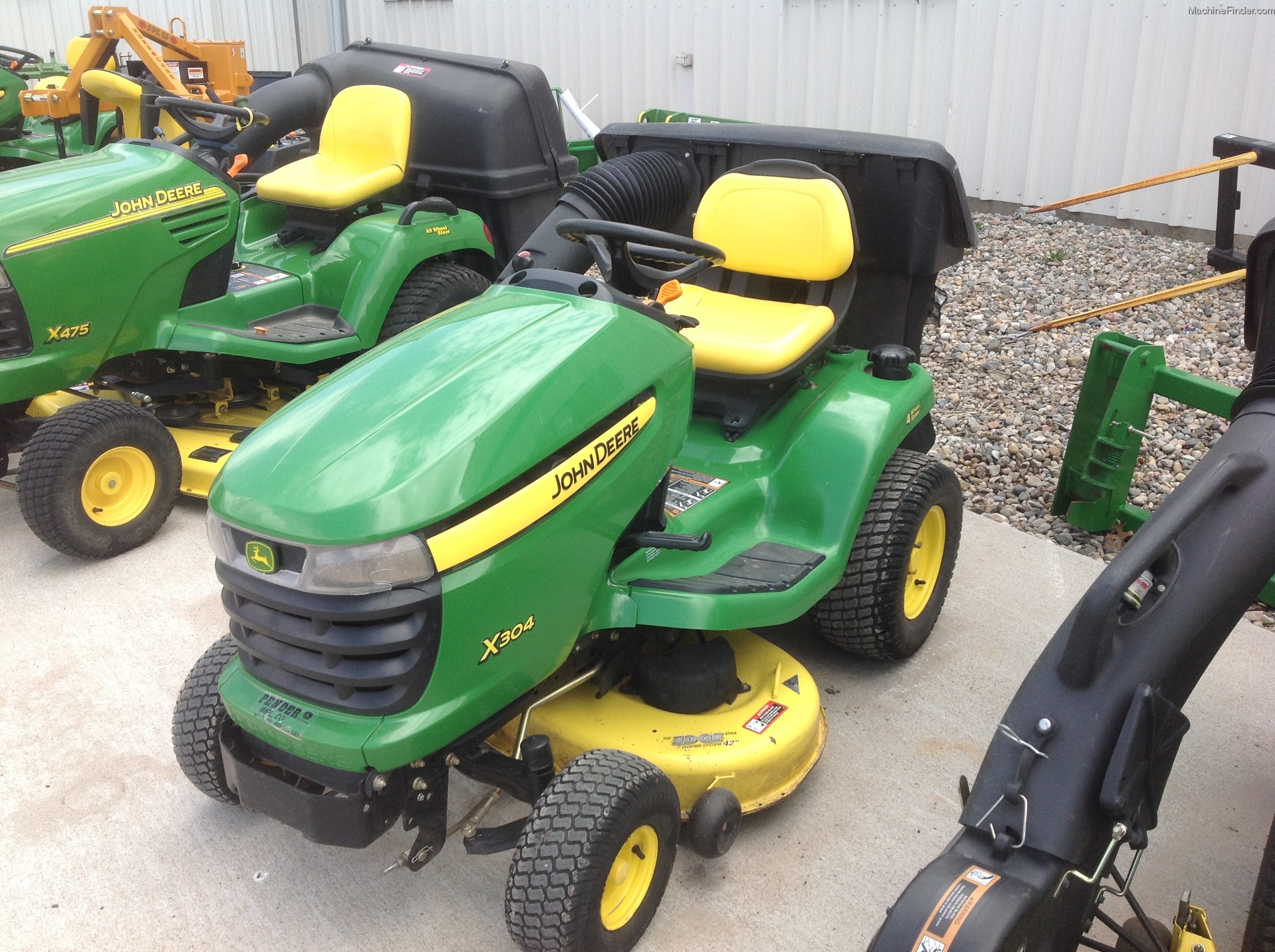2006 John Deere X304 Lawn & Garden and Commercial Mowing John Deere
