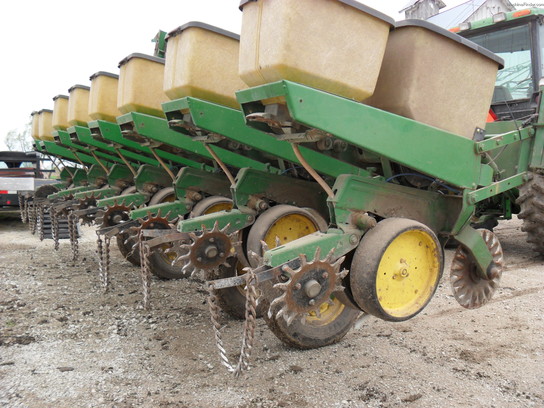  John Deere 7000