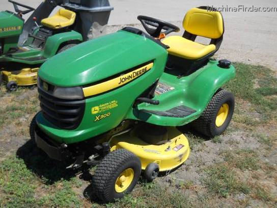 2010 John Deere X300 RIDING LAWN MOWER 42