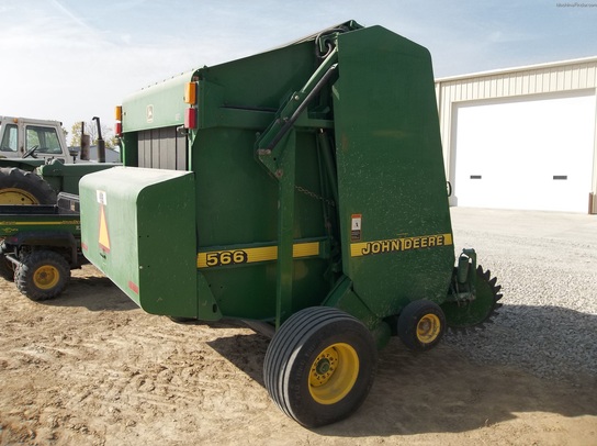 2000 John Deere 566