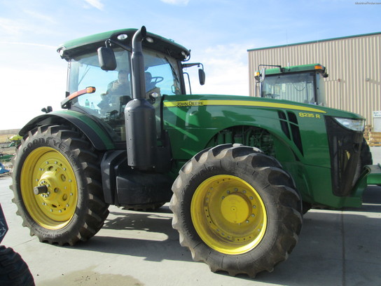 2011 John Deere 8235R