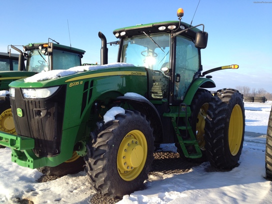 2011 John Deere 8235R
