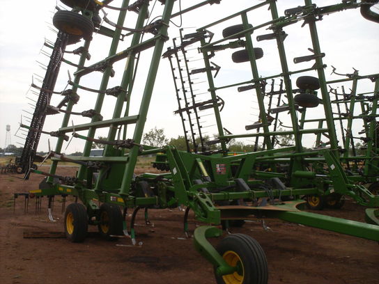 2006 John Deere 2410