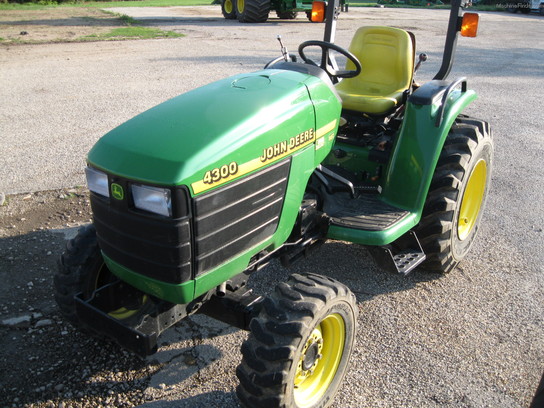 2000 John Deere 4300