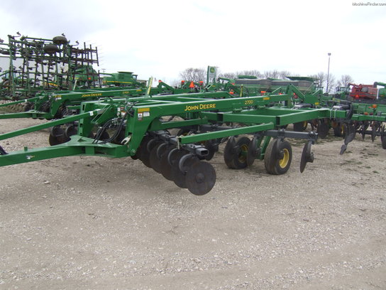 2011 John Deere 2700