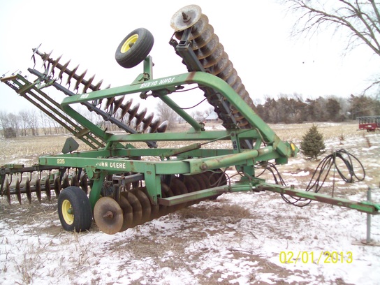  John Deere 235