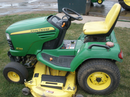 2006 John Deere X744