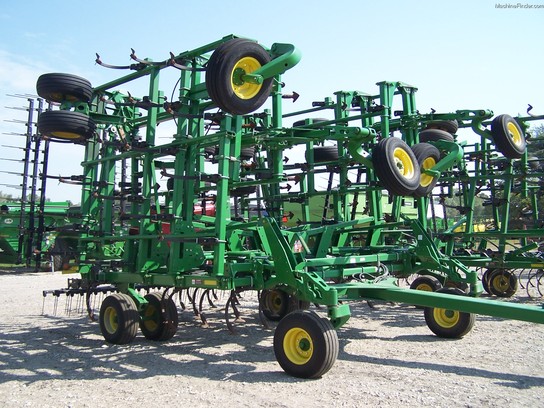 2011 John Deere 2210