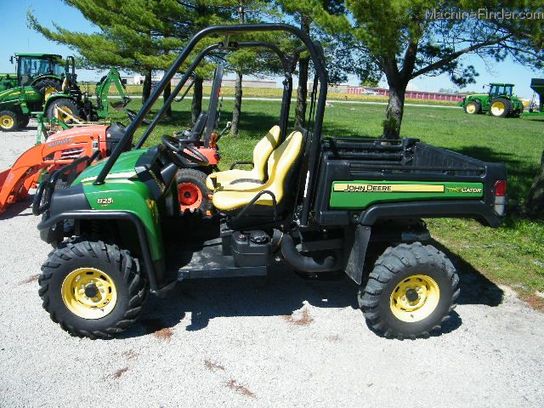 2011 John Deere 825I