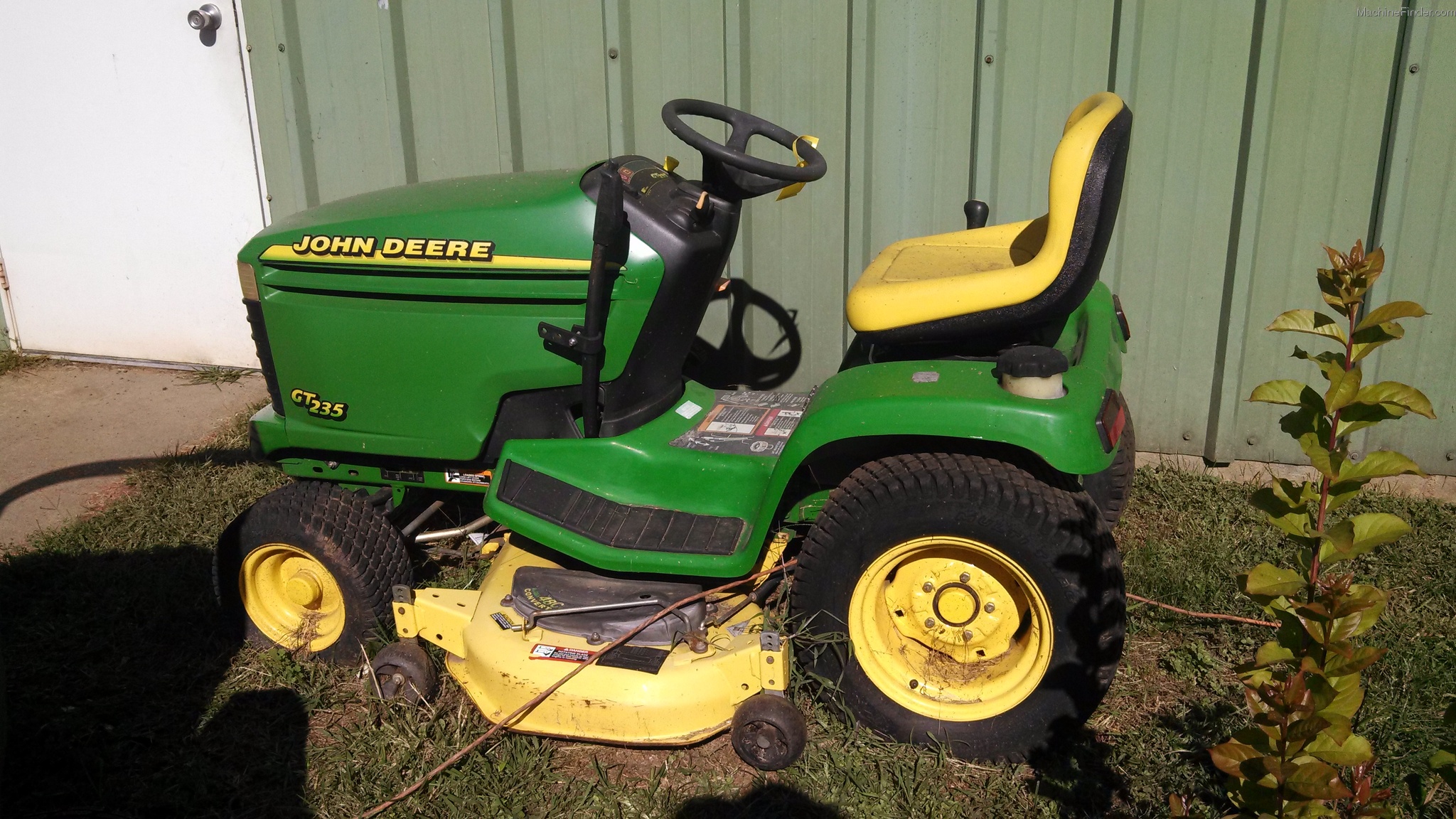 2001 John Deere GT235 Lawn & Garden and Commercial Mowing John Deere
