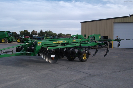 2009 John Deere 2700