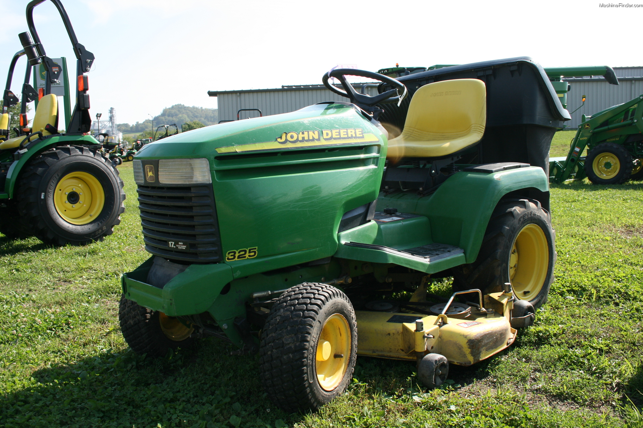 1998 John Deere 325 Lawn & Garden and Commercial Mowing John Deere