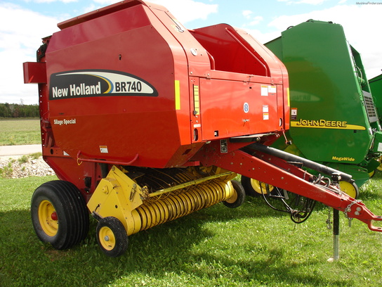 2004 New Holland BR740