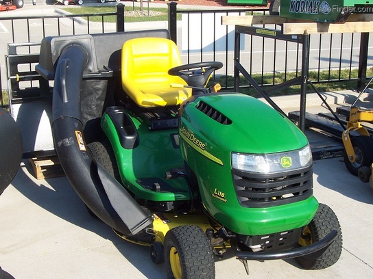 2005 John Deere L118 Lawn Tractor With 42 Cut Rear Bag And Front