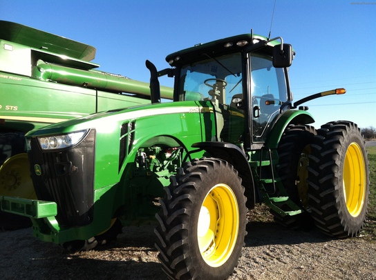 2011 John Deere 8235R