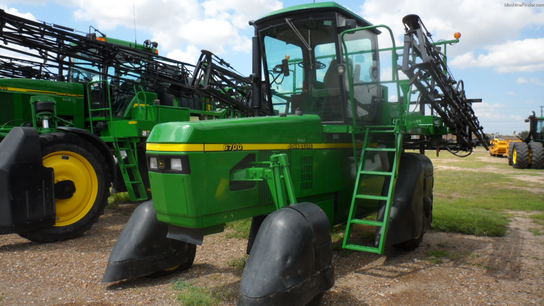 2004 John Deere 6700