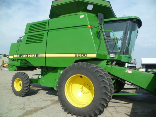What are the specs for the John Deere 9600 combine?