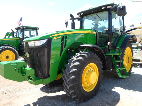 2011 John Deere 8235R